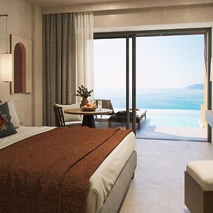 Camera premium con letto king size con vista sulla piscina